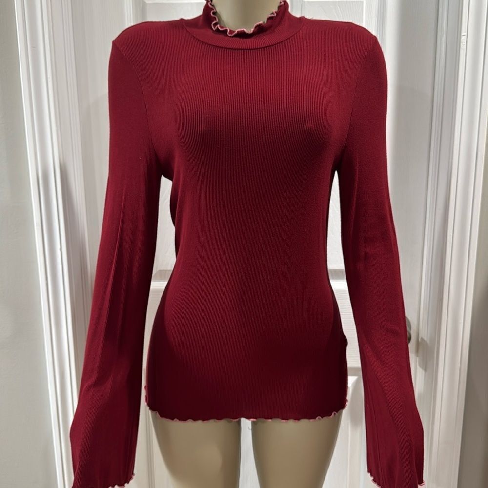 THREE DOTS RIBBED SWEATER.